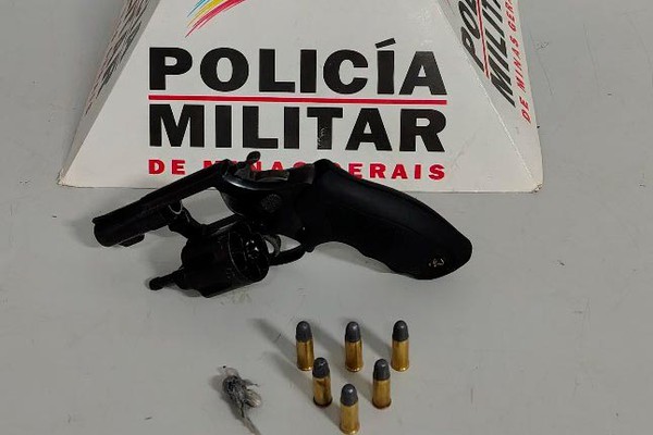Denúncia de discussão entre casal leva à prisão de jovem com arma de fogo em Patos de Minas