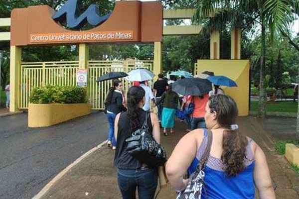Milhares de pessoas fazem provas do concurso da prefeitura no UNIPAM