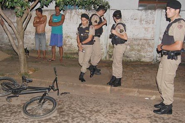 Homem armado e encapuzado é parado à bala pelo grupo tático da PM