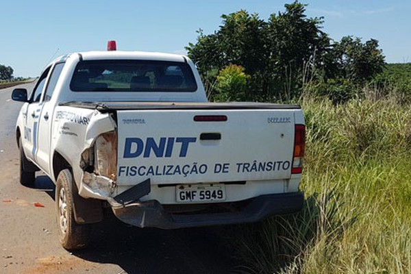 Veículo do DNIT estaciona para fazer análise do asfalto e é atingido por pick up na BR354