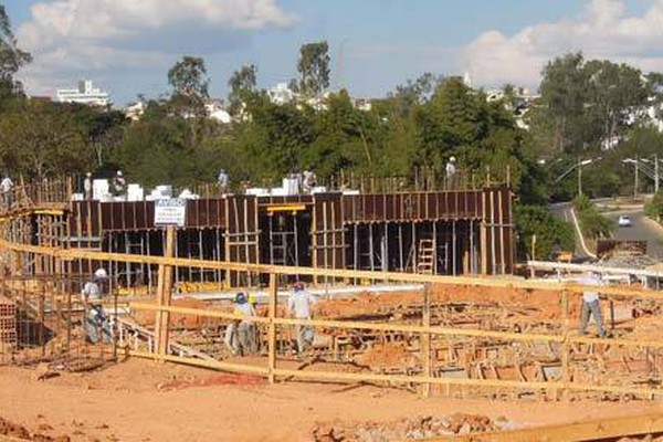 Ao contrário de outras obras na cidade, construção do Fórum segue a todo vapor