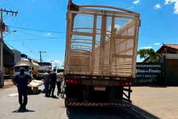 Motociclista sem CNH tem ferimento grave na barriga ao bater em carreta em Patos de Minas