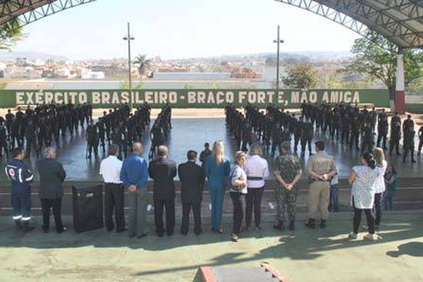 Dia do Soldado é comemorado com homenagens e desfile no Tiro de Guerra