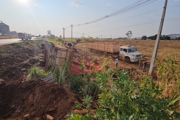 Carreta carregada com 32 toneladas de tomate tomba na BR 365, em Patos de Minas