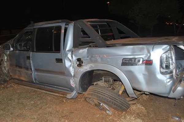 Acidente entre caminhonete e ônibus escolar deixa um rastro de destruição na J.K