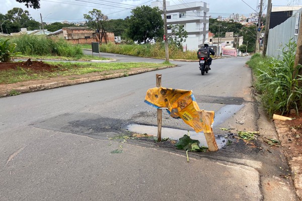 Asfaltos novinhos da avenida Fátima Porto e da rua São Geraldo já estão tomados por remendos