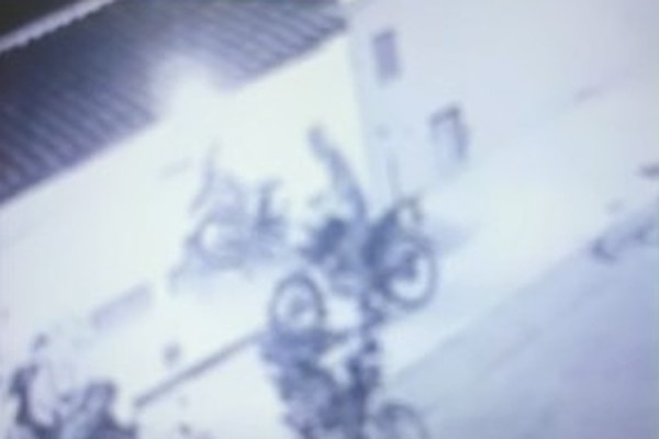 Imagens mostram mais um furto sorrateiro de moto e PM prende dois em Patos de Minas