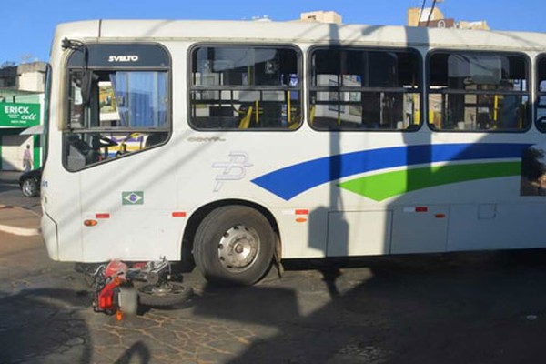 Motociclista acaba ferido, após atingir a lateral de ônibus no centro de Patos de Minas