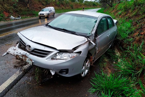 Criança sofre fratura após motorista perder o controle e bater em barranco na MG 187 em Serra do Salitre