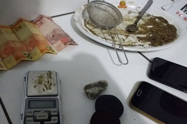 Após monitoramento, PM prende outro jovem com maconha, balança e Haxixe em Patos de Minas