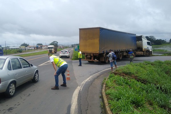 Motorista erra o traçado e carreta fica atravessada no Trevo da Pipoca em Patos de Minas