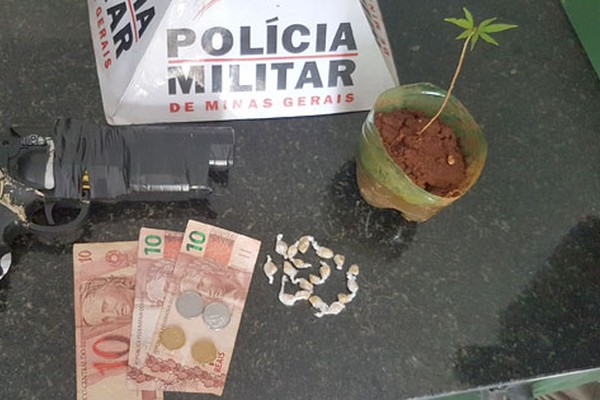 PM encontra crack e pé de maconha em casa invadida do Quebec e apreende casal de adolescentes