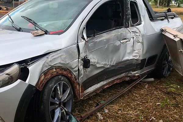 Jovem fica ferido ao tentar desviar de moto e atingir placa e poste na avenida JK