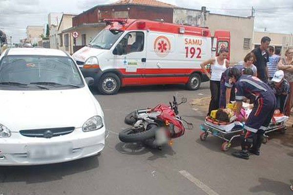 Motorista não percebe motocicleta e bate deixando criança ferida