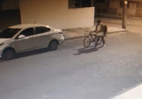 Vídeo mostra homem levando mochila com remédios para câncer; paciente pede ajuda para encontrá-la