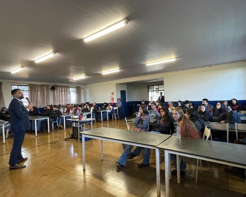 Comarca de Patos de Patos de Minas implanta Programa Conhecendo o Judiciário, com a atividade o Juiz Vai à Escola