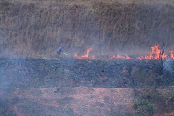 Queimada perto da Prefeitura perturba moradores e dá trabalho para os Bombeiros