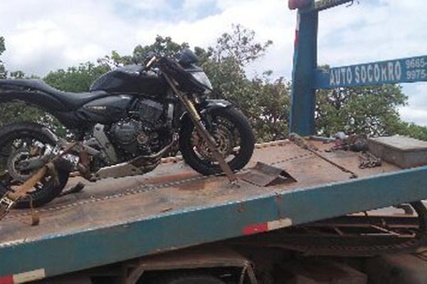 Motociclista de Patos de Minas sofre fratura no braço direito depois de colidir na traseira de caminhonete na BR 354