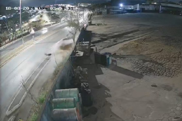 Vídeo mostra trágico capotamento que tirou a vida de dois jovens na Avenida JK