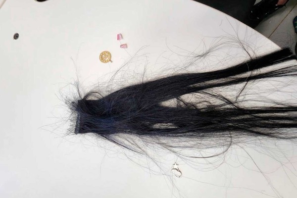 Durante audiência no Fórum, mulher arranca mega hair e quebra unhas da adversária