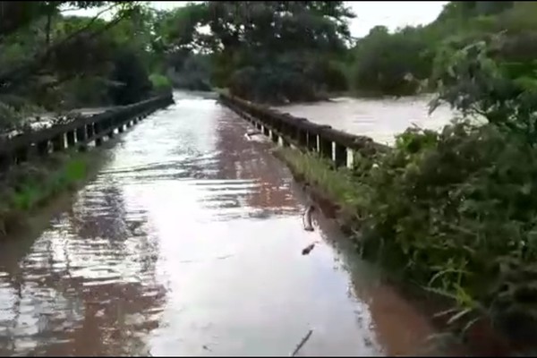 Rio da Prata transborda e bloqueia trânsito em ponte entre Presidente Olegário e Galena