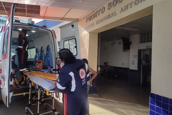 Homem em surto psicótico parte para cima da polícia e é baleado em Patos de Minas