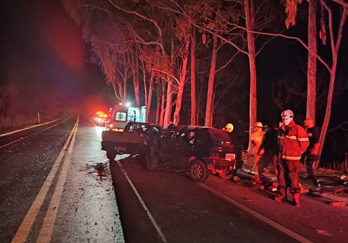 Casal morre e motorista fica gravemente ferido em batida violenta na BR 365