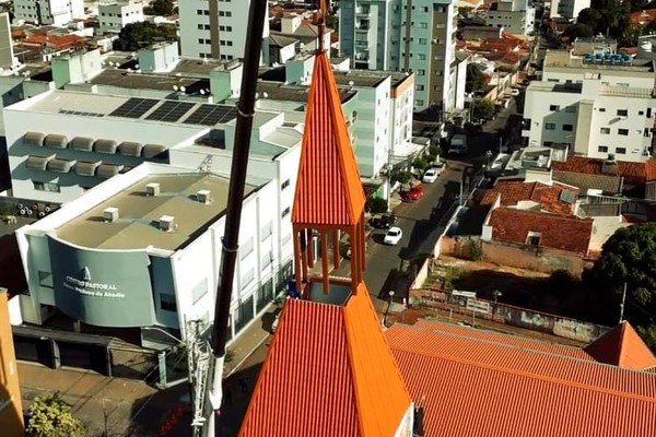 Construtores usam guindaste para instalar cúpula de torre de quase 40 metros em igreja