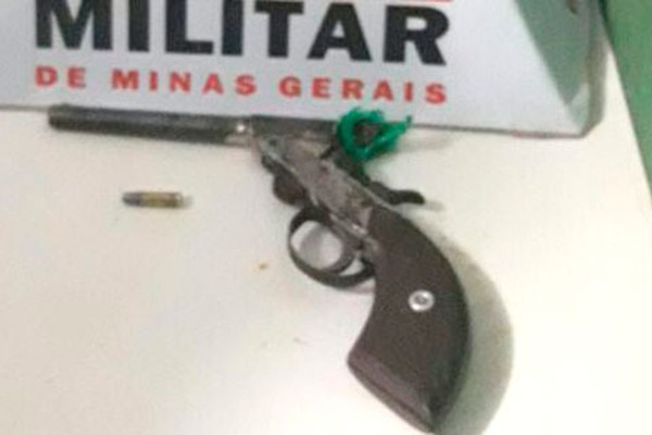 Menor tenta abandonar arma de fogo ao perceber aproximação da Polícia, mas acaba apreendido