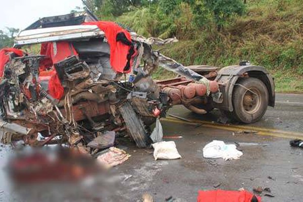 Acidente com carretas deixa uma pessoa morta e outra gravemente ferida na BR 365