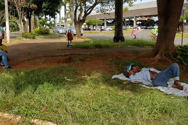 Moradores de rua e pedintes tiram o sossego e comerciantes cobram ação das autoridades