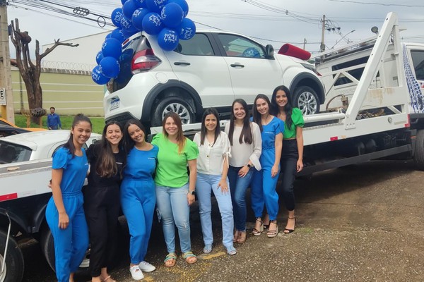 Nova diretoria da CDL realiza entrega de duas motos e um carro da campanha Sonho de Natal em Patos de Minas