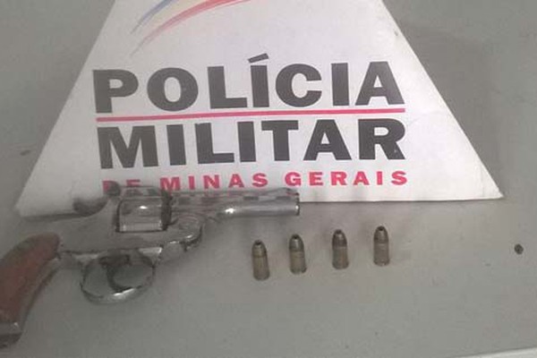 Morador encontra arma de fogo no telhado da casa ao subir em pé de jabuticaba