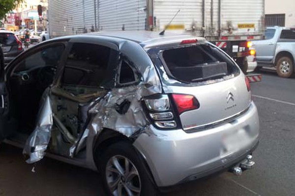 Veículo tem a lateral destruída ao ser atingido por caminhão na rua Doutor Marcolino