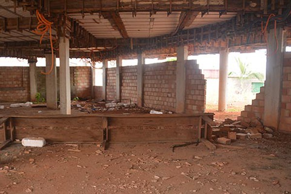 Igreja em construção vira ponto de uso de drogas e moradores pedem providências em Patos de Minas