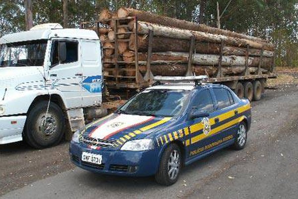 Caminhões com excesso de mais de 50.000 Kgs são autuados pela PRF na BR 365