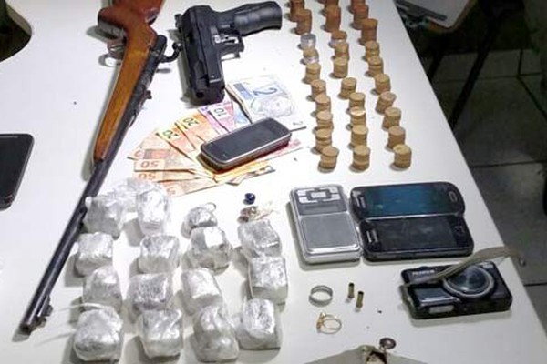 Entregador de sanduíche que também vendia droga em domicílio é preso pela Polícia Militar