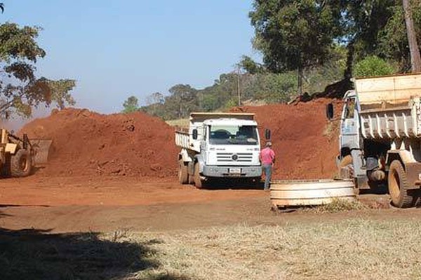 Máquinas da Prefeitura são flagradas trabalhando em fazenda particular