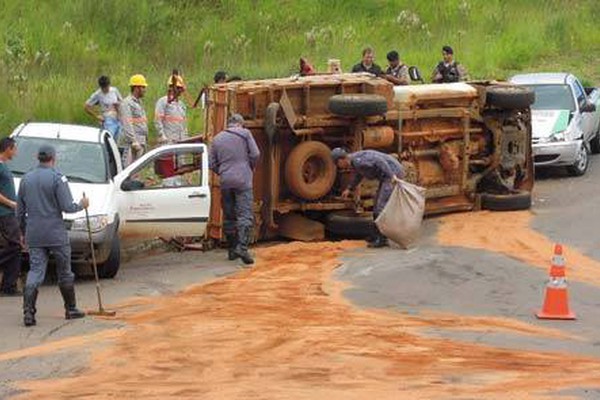 Caminhonete que tinha acabado de sair da revisão perde o freio e bate na Piauí