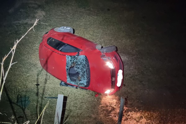Carro cai em ribanceira após motorista de 29 anos cochilar na BR 352, em Lagoa Formosa
