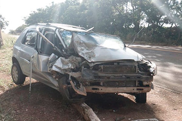 Motorista fica ferido ao bater em trator que realizava limpeza às margens da MG 190