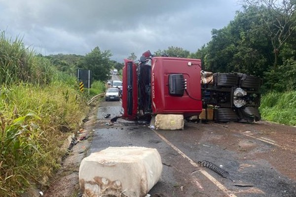 Acidente com caminhão de algodão interdita o trânsito na BR 354, entre Lagoa e Carmo do Paranaíba