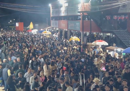 Pessoas de todas as idades, com chapéu, de boné, com agasalho e botas lotam o sextouuu da Fenamilho; veja ao vivo