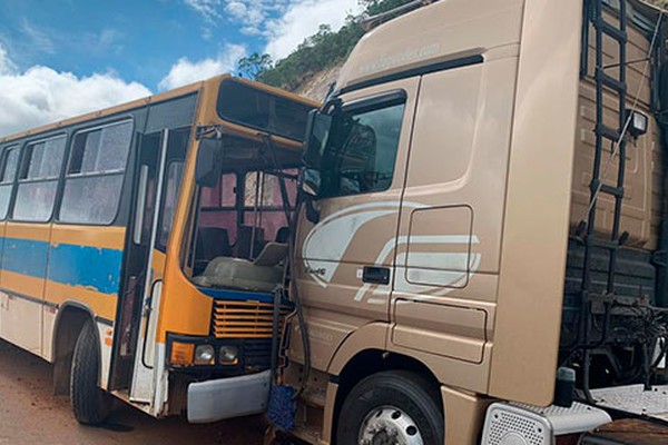 Passageiros de ônibus ficam feridos após acidente envolvendo outros 3 veículos de carga na BR146