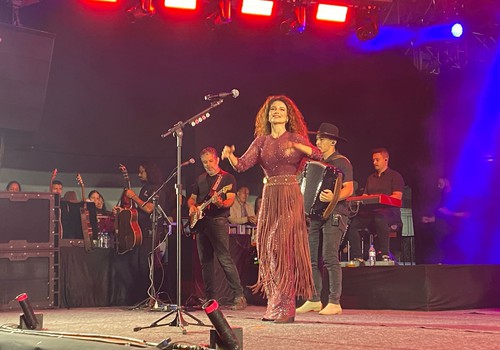 Paula Fernandes cantar "Amar foi um erro" e levanta a multidão na Fenapraça; veja ao vivo