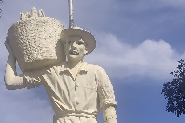 Monumento ao Homem do Campo é pichado e tem cigarro arrancado em nova vandalização