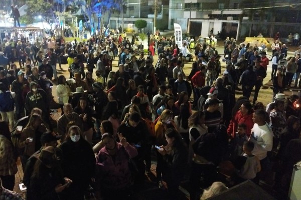 Público já lota praça do Fórum uma hora e meia antes do show de Di Paullo e Paulino