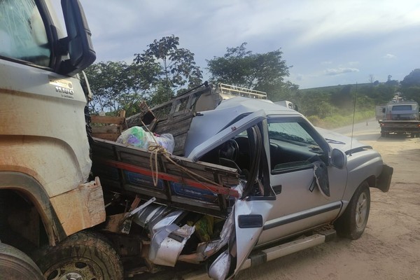 Caminhão bate na traseira de caminhonete na BR 365 e causa acidente com quatro veículos