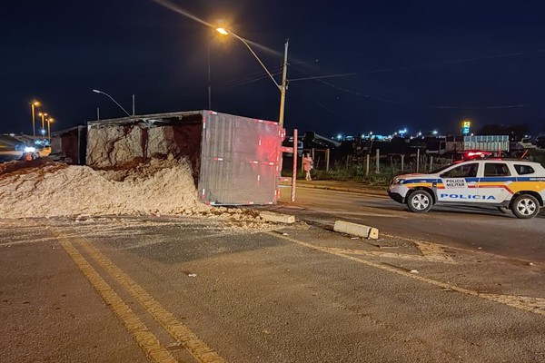 Motorista foge após tombar carreta na Avenida JK em Patos de Minas