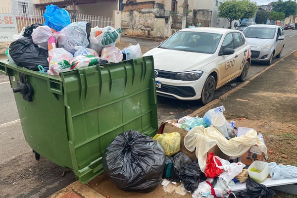 Moradores alegam que estão há 15 dias sem coleta e mostram montanhas de lixo acumulado